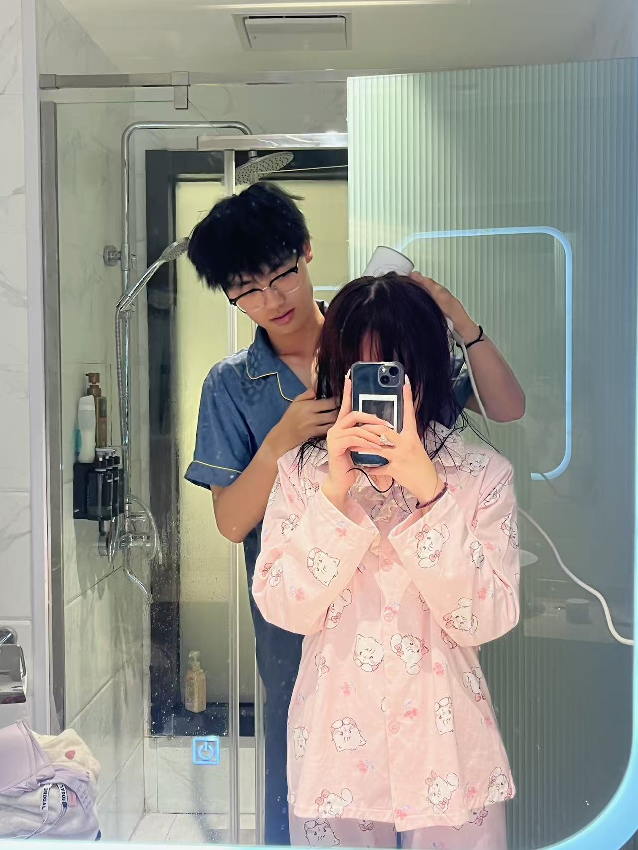 给他吹头发